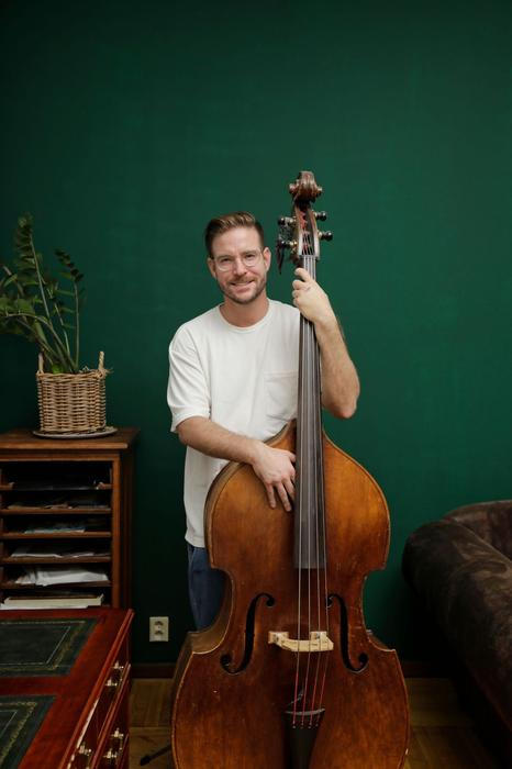 Nejvíc pyšný je na svůj kontrabas, který se vyjímá v "trucovně".