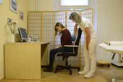 Jak účinně ulevit bederní a krční páteři? Fyzioterapeutka doporučuje overball