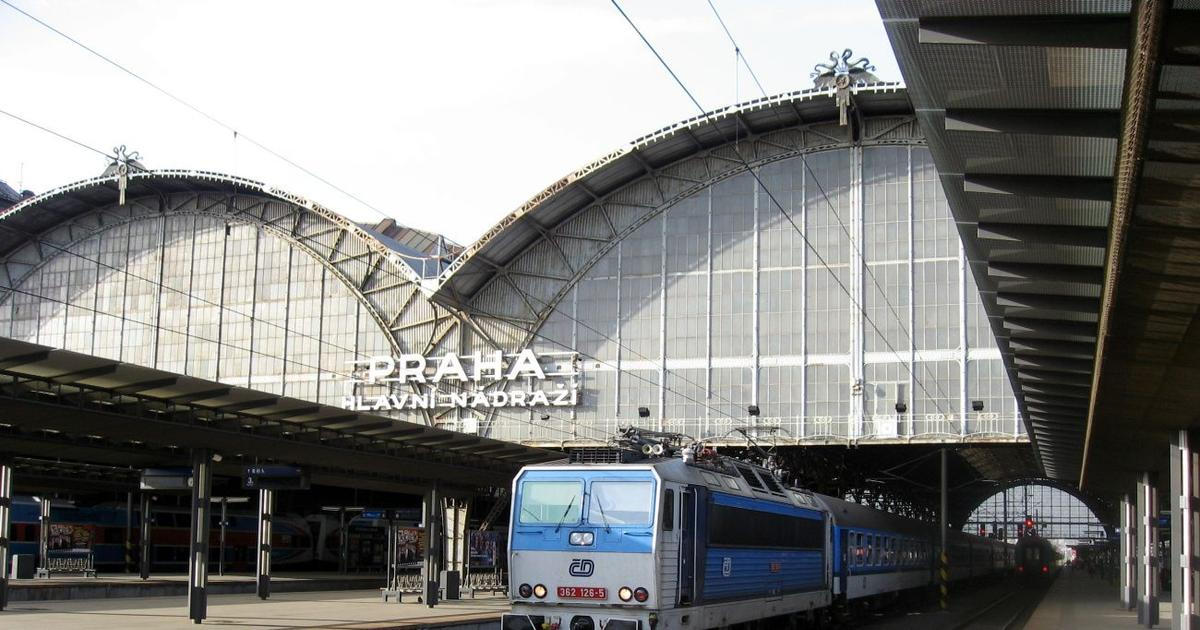 Hrozba bombou zastavila vlaky na pražském hlavním nádraží, stála magistrála i metro