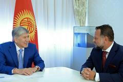 Prezident Kyrgyzstánu Almazbek Atambajev se šéfem společnosti Liglass Michaelem Smelíkem.