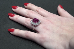 Nahlédli jsme do výrobny diamantových šperků, využívají tu i 3D tisk