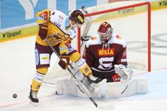 Josef Skořepa cloní před finským gólmanem Sparty Sami Aittokalliem