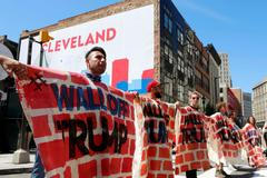 Protestující vytvářejí zeď v reakci na imigrační politiku Donalda Trumpa