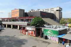 Obchodní dům Tesco u brněnského hlavního nádraží. Bývalý Prior.