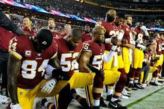 Tým NFL Oakland Riders při státní hymně.