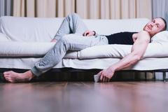 Líný muž na pohovce