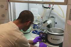 Češi vyrábějí "zázračnou" látku, která se používá v kosmetice. Pomáhají jim v tom bakterie