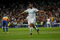Marco Asensio slaví jednu ze dvou branek Realu Madrid do sítě Valencie