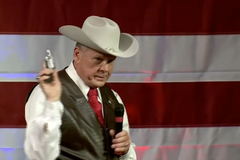 Republikánský kandidát na senátora vytáhl před voliči zbraň a vyhrál