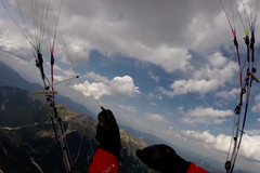 I po noci pod širákem je třeba plným tempem stoupat do kopců. Pátý den paraglidistické soutěže