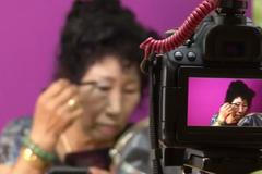 Jihokorejská babička dobyla internet návody na líčení