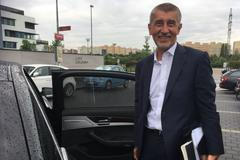 Předseda ANO Andrej Babiš odjíždí z rozhovoru pro Aktuálně.cz