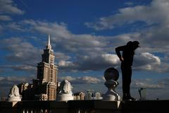 Moskva, mladí lidé na střechách výškových budov, 2017