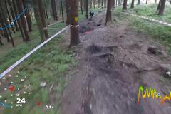 Stovky kořenů a díry. Projeďte si adrenalinovou cyklotrať na Ještědu s komentářem závodníka