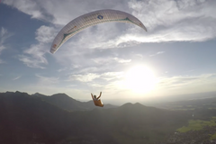 Čtvrtý den paraglidistického závodu přinesl úspěšné přistání na otočném bodu