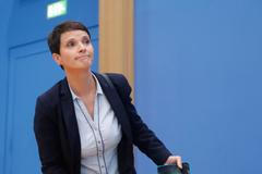 Frauke Petryová odchází z tiskové konference její strany AfD.