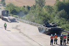 Na D35 spadl z návěsu tank a zablokoval dálnici