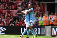 Gabriel Jesus se raduje s Raheemem Sterlingem z branky