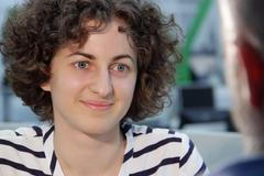 Chtěla bych prodloužit lidský život, říká osmnáctiletá vědkyně. Teď pomáhá v boji proti rakovině