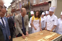 Královský pár si zkusil přípravu preclíků. Zatímco Kate si vedla dobře, Williamovi kroucení moc ne