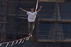 Tohle Staromák ještě neviděl. Odvážlivci přešli 60 metrů nad náměstím po laně