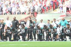 Protest proti Trumpovi: Hráči amerického fotbalu si klekli a drželi se při americké hymně