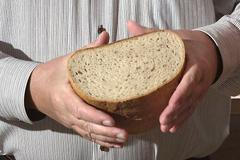 Jak poznat dobrý chléb? Stačí ho stlačit. Nikdy ho ale nedávejte do lednice