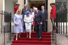 Generální guvernér Kanady porušil královský protokol. Pomohl královně ze schodů