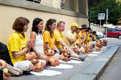 Obrazem: Před čínskou ambasádou protestovaly proti obchodu s orgány desítky vyznavačů Falun Gongu