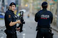 Policisté na La Ramble v Barceloně.