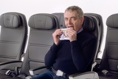 V novém spotu British Airways si zahrál Mr. Bean a další celebrity
