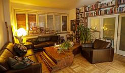 Svůj domov má Polívka nejraději v době, kdy zapadne slunce a venek zahalí tma. "Mám rád tmavé byty, někomu je to nepříjemné, ale mně je v tom dobře," říká k hnědé sedačce a dřevěnému nábytku. "Osobně preferuju starší věci, historické solitéry nebo věci z poctivého dřeva. Knihovnu jsem si nechal vyrobit na míru, ale stejně se mi tam všechny nevejdou, a tak teď musím svoji vášeň trochu brzdit," říká zarytý čtenář a milovník knih, které už mu pomalu plní parapet okna.