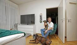 Vladimír Polívka bydlí ve starém funkcionalistickém domě nedaleko Dlouhé ulice. Byt 3+1 sdílí s partnerkou Magdou a psími mazlíčky.