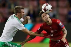 Česko vs. Severní Irsko: Gareth McAuley a Václav Kadlec
