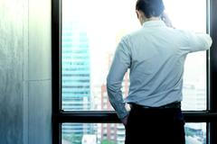 Muž telefonující v kanceláři