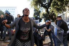 Římská policie se střetla se stovkou uprchlíků.