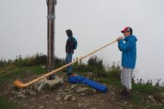 Nečekaný koncert na alpském vrcholku. Muzikant vytáhl do výšky 2334 metrů čtyřmetrový alpský roh