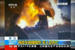 Dodávka narazila do zaparkovaného náklaďáku a okamžitě expolodovala