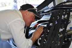 Tomáš Enge radí jezdcům týmu Reiter Engineering při závodě na Sloviaka Ringu