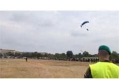 Parašutista se na Dnu armády na pražské Letné netrefil a dopadl mezi diváky