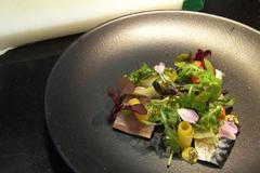 Pod salát se schová lehká večeře. Uzená makrela naložená ve šťávě z citrusů