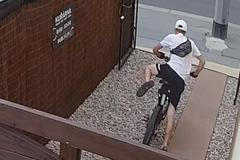 Jeden odlákal pozornost, druhý ukradl elektrokolo za sto tisíc