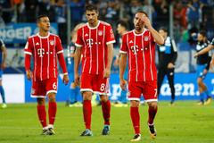 Smutní hráči Bayernu (Thiago Alcantara, Javi Martinez a Franck Ribery)