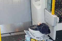 V londýnském metru vybuchla bílá nádoba. Teroristický útok zachytili svědci na mobily