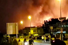 Hasiči bránili před lesním požárem chorvatský Split. Oheň přihnal silný vítr