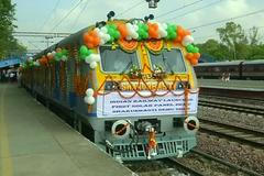 Indie přechází na alternativní pohon. Na trať vyjel první vlak poháněný solární energií