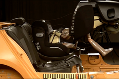 V testu neobstály dvě dětské autosedačky. Mohou být smrtelně nebezpečné