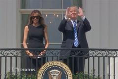 Trump sledoval zatmění Slunce z Bílého domu, zapomněl si ale brýle
