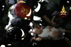 Dojemná chvíle. Hasiči vytáhli z trosek po zemětřesení na ostrově Ischia tři malé bratry