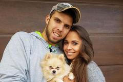 Jiří Veselý s přítelkyní Denisou a psem Leem